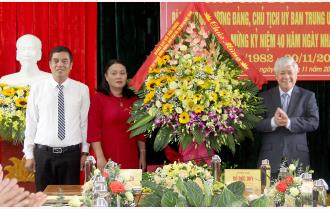 Chủ tịch Uỷ ban Trung ương MTTQ Việt Nam Đỗ Văn Chiến thăm, chúc mừng thầy cô các trường học ở Quy Mông (Trấn Yên)