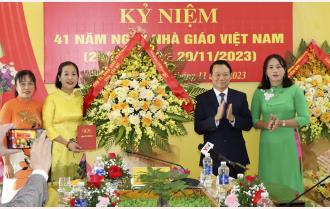 Bí thư Tỉnh ủy Đỗ Đức Duy chúc mừng thầy cô giáo các nhà trường tại xã Mường Lai