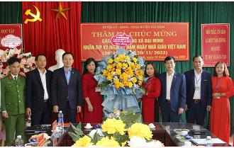 Trưởng Ban Tuyên giáo Tỉnh ủy Nguyễn Minh Tuấn chúc mừng cán bộ, giáo viên xã Đại Minh