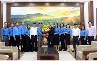 Phó Bí thư Thường trực Tỉnh uỷ Tạ Văn Long gặp mặt Đoàn đại biểu đi dự Đại hội XIII Công đoàn Việt Nam