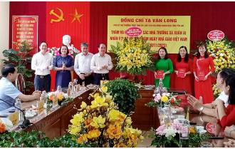 Phó Bí thư Thường trực Tỉnh ủy Tạ Văn Long chúc mừng ngày Nhà giáo Việt Nam tại các trường học xã Xuân Ái, huyện Văn Yên