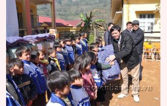 Các nhà hảo tâm Hà Nội tặng gần 200 suất quà cho trẻ em vùng cao Trạm Tấu