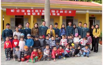 Nhóm trẻ cộng đồng dã ngoại thăm quan doanh trại Căn cứ Sân bay Yên Bái 