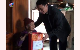 Văn Yên thăm, tặng quà các mẹ Việt Nam anh hùng