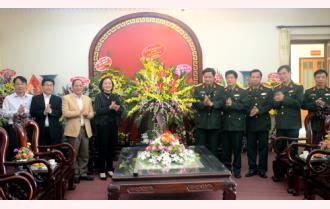 Bí thư Tỉnh ủy, Chủ tịch UBND tỉnh Phạm Thị Thanh Trà chúc mừng cán bộ, chiến sỹ Bộ Chỉ huy quân sự tỉnh



