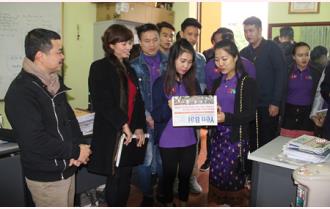 Lưu học sinh Lào trao đổi, học tập kinh nghiệm tại Báo Yên Bái

