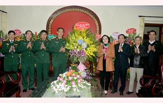 Bí thư Tỉnh ủy Phạm Thị Thanh Trà chúc mừng cán bộ, chiến sỹ Bộ Chỉ huy quân sự tỉnh


