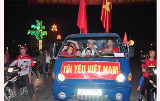 Cổ động viên Yên Bái ra đường chúc mừng tuyển Việt Nam vào chung kết AFF Cup