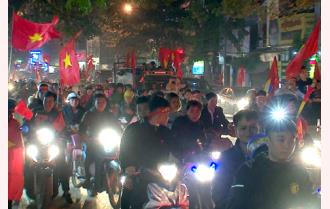 Yên Bái: Cuồn cuộn dòng người đổ ra đường ăn mừng chiến thắng của đội tuyển Việt Nam


