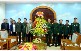 Phó Bí thư Thường trực Tỉnh ủy Dương Văn Thống chúc mừng cán bộ, chiến sỹ Sư đoàn 316 và Trung đoàn 174