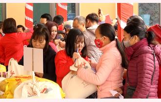 Trao 650 suất quà cho người nghèo tại thành phố Yên Bái