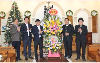 Chủ tịch Ủy ban MTTQ tỉnh Giàng A Tông thăm và chúc mừng Tòa Giám mục Giáo phận Hưng Hóa