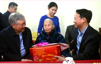 Chánh án Tòa án nhân dân tối cao Nguyễn Hòa Bình thăm, chúc tết tại huyện Văn Chấn