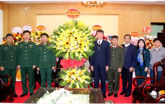 Chủ tịch UBND tỉnh Trần Huy Tuấn chúc mừng Bộ Chỉ huy Quân sự tỉnh
