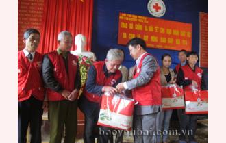 Hội CTĐ tỉnh Yên Bái: Tặng quà và nhà 
