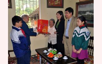 Nhà thiếu nhi Yên Bái thăm tặng quà thân nhân gia đình Nhà yêu nước Nguyễn Khắc Nhu