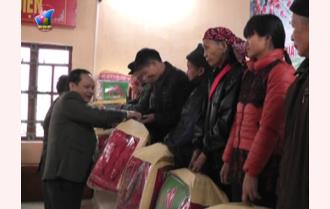 Ngân hàng Chính sách xã hội Việt Nam tặng quà tết người nghèo và gia đình chính sách xã Hồng Ca