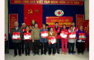 Hội Chữ thập đỏ tỉnh Yên Bái tặng quà tết cho người nghèo