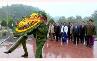 Các đồng chí lãnh đạo tỉnh Yên Bái dâng hương tại Khu tưởng niệm Bác Hồ và viếng Nghĩa trang liệt sỹ