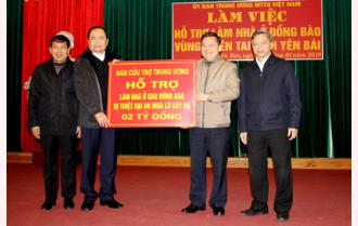 Chủ tịch Ủy ban Trung ương Mặt trận Tổ quốc Việt Nam Trần Thanh Mẫn thăm, tặng quà và hỗ trợ kinh phí làm nhà Đại đoàn kết tại Yên Bái