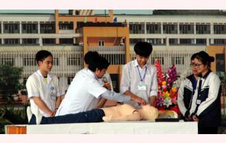 Trên 700 cán bộ, học sinh Trường THPT Chuyên Nguyễn Tất Thành được tập huấn sơ cấp cứu ban đầu