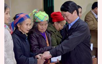 Phó Chủ tịch Ủy ban Trung ương MTTQ Việt Nam Hầu A Lềnh tặng quà Tết các hộ nghèo tại huyện Trấn Yên