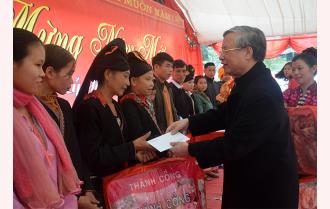 Thường trực Ban Bí thư Trần Quốc Vượng thăm, tặng quà tết hộ nghèo huyện Văn Yên