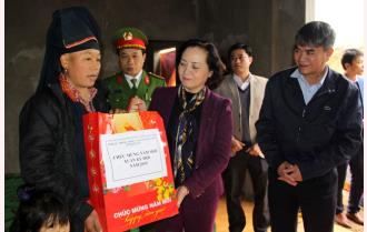 Bí thư Tỉnh ủy Phạm Thị Thanh Trà kiểm tra công tác chuẩn bị tết và chúc tết các hộ nghèo huyện Văn Chấn