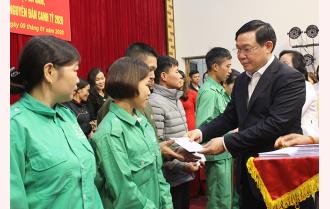 Phó Thủ tướng Chính phủ Vương Đình Huệ tặng quà tết các hộ nghèo, gia đình chính sách tại huyện Yên Bình