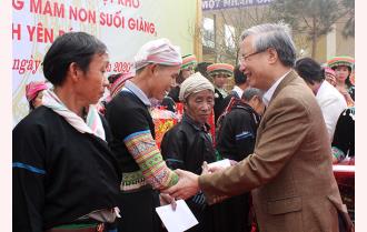 Thường trực Ban Bí thư Trần Quốc Vượng tặng quà tết các hộ nghèo, hộ gia đình chính sách tại huyện Văn Chấn