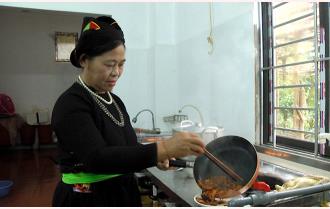Ngày tết thưởng thức món thịt chua của người Tày Lục Yên