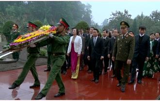 Đoàn đại biểu tỉnh Yên Bái viếng Nghĩa trang liệt sỹ tỉnh và dâng hương tại Khu tưởng niệm Chủ tịch Hồ Chí Minh
