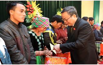 Phó Chủ tịch Quốc hội Phùng Quốc Hiển tặng quà tết hộ nghèo tại huyện Văn Chấn