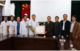 Trưởng đoàn Đại biểu Quốc hội tỉnh Dương Văn Thống kiểm tra tình hình chuẩn bị tết tại huyện Văn Chấn