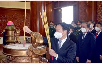 Các đồng chí lãnh đạo tỉnh Yên Bái dâng hương tưởng niệm Chủ tịch Hồ Chí Minh và viếng Nghĩa trang liệt sỹ