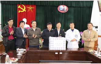 Chủ tịch Ủy  ban MTTQ tỉnh Giàng A Tông kiểm tra công tác chuẩn bị và tặng quà tết tại huyện Văn Chấn