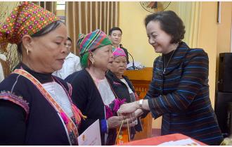 Bộ trưởng Bộ Nội vụ Phạm Thị Thanh Trà tặng quà tết hộ nghèo đặc biệt khó khăn tại huyện Văn Yên