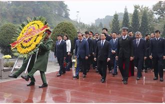Các đồng chí lãnh đạo tỉnh Yên Bái dâng hương tưởng niệm Chủ tịch Hồ Chí Minh và viếng Nghĩa trang Liệt sỹ trung tâm tỉnh