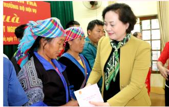 Bộ trưởng Bộ Nội vụ Phạm Thị Thanh Trà tặng quà Tết các gia đình chính sách, hộ nghèo tại 2 huyện Mù Cang Chải, Văn Chấn