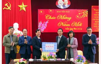 Trưởng Ban Tuyên giáo Tỉnh ủy Nguyễn Minh Tuấn thăm, chúc tết Báo Yên Bái và Bệnh viện Phổi tỉnh