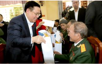 Chủ tịch Quốc hội Vương Đình Huệ thăm, tặng quà, chúc Tết tại Yên Bái