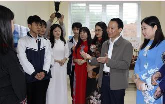 Bí thư Tỉnh ủy Đỗ Đức Duy gặp mặt, nói chuyện với giáo viên, học sinh Trường THPT Chuyên Nguyễn Tất Thành