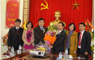 Phó chủ tịch UBND tỉnh Nguyễn Chiến Thắng chúc mừng Bệnh viện Đa khoa tỉnh