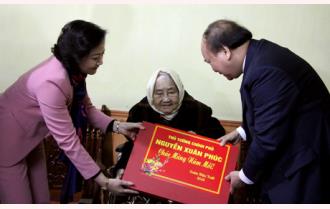 Thủ tướng Nguyễn Xuân Phúc tặng quà, chúc tết gia đình người có công với nước tại Yên Bái