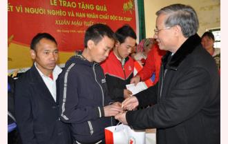 Chủ nhiệm Ủy ban Kiểm tra Trung ương Trần Quốc Vượng chúc tết nhân dân vùng bị thiên tai ở Yên Bái