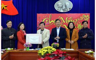 Phó Chủ tịch UBND tỉnh Dương Văn Tiến sơ duyệt chương trình nghệ thuật đêm giao thừa và chúc tết Đoàn Nghệ thuật tỉnh

