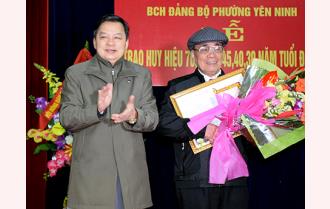Phó Bí thư Thường trực Tỉnh ủy Dương Văn Thống dự Lễ trao Huy hiệu Đảng tại Đảng bộ phường Yên Ninh


