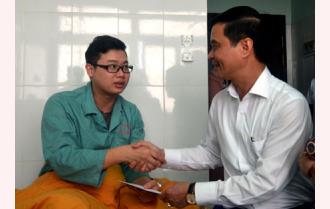 Phó Chủ tịch UBND tỉnh Dương Văn Tiến thăm 2 bác sỹ Bệnh viện Sản - Nhi bị hành hung khi đang làm nhiệm vụ