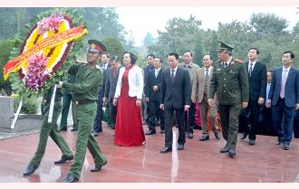 Đoàn đại biểu tỉnh Yên Bái viếng Nghĩa trang liệt sỹ và dâng hương tại Khu tưởng niệm Chủ tịch Hồ Chí Minh





