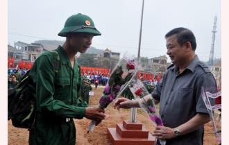 Phó Bí thư Thường trực Tỉnh ủy Dương Văn Thống dự Lễ giao quân tại huyện Yên Bình